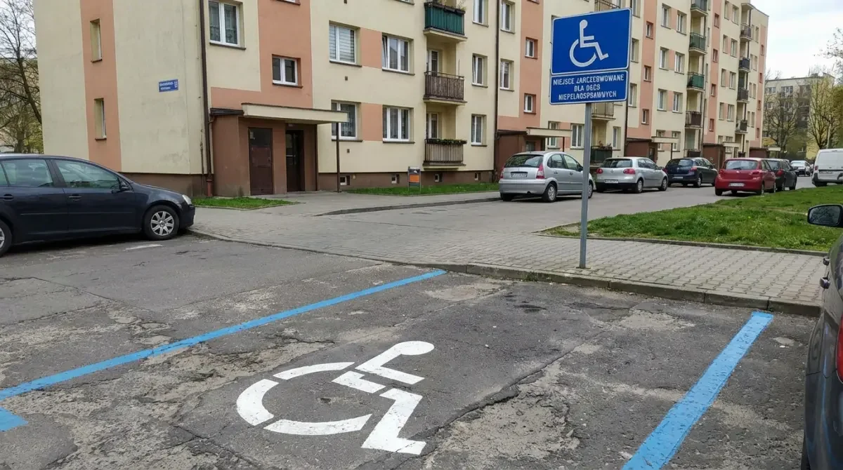 Miejsce parkingowe dla niepełnosprawnych pod blokiem